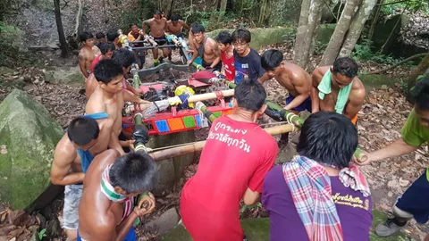 เผยภาพ ลูกหาบกว่า 30 ชีวิต ถอดชิ้นส่วนรถอีแต๊ก แบกขึ้นภูกระดึง