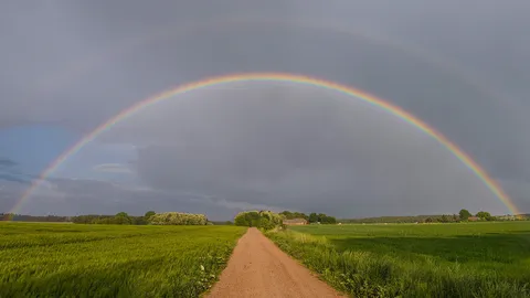 สวยงาม!! รุ้งกินน้ำโค้งข้ามผ่านฟ้า 2 เส้นขนาน