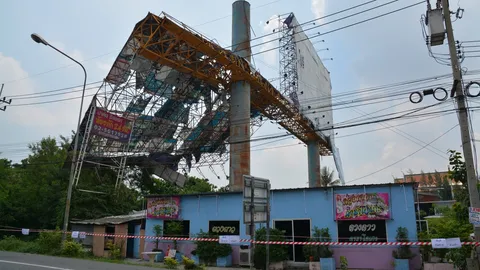 พายุซัดป้ายโฆษณาเอียง พิงเสาจวนทับคาราโอเกะ สั่งห้ามเข้าแล้ว