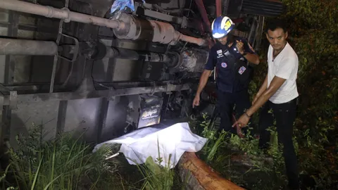 หกล้อขนน้ำแข็ง เฉี่ยวท้ายเทรเลอร์ พลิกคว่ำ คนงานเมียนมาดับ 1 เจ็บอีก 2