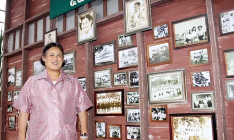 สมเด็จพระเทพรัตนฯ เสด็จฯงานชุมนุมชาวจุฬาฯรหัส 2516  ทรงสวมบทผู้ใหญ่บ้านเซอร์ไพรส์พระสหาย