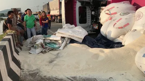 พ่วงเร่งเครื่องตีโค้งให้ทันไฟเขียว เทกระจาดข้าวสาร 33 ตัน