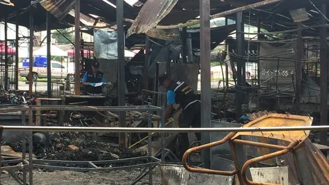 พฐ.ภ.8 ลงค้นหาหลักฐาน สาเหตุไฟไหม้ ตลาดจตุจักรภูเก็ต 