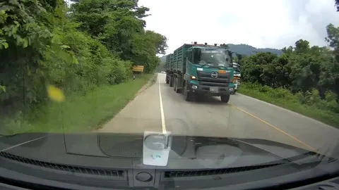 รถพ่วงแซงทางโค้ง! เก๋งสวนทางเบี่ยงหลบหวาดเสียว ชาวเน็ตสวดยับโชเฟอร์ (คลิป)