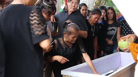 แสนเศร้า! ญาติร่วมพิธี เผาศพ น้องเปิ้ล เหยื่อถูกหลอกทำงานเมืองนอก