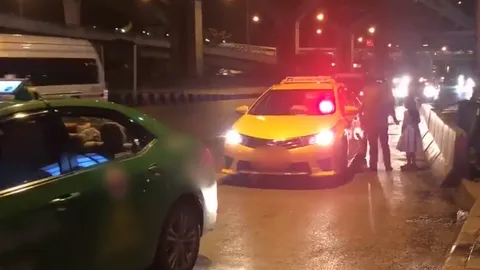 ปฏิเสธคันแล้วคันเล่า! อาจารย์ ม.รังสิต สงสารพ่อลูก แท็กซี่ไม่ยอมรับขึ้นรถ (คลิป)