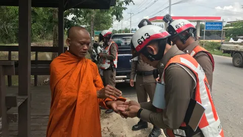 พระครูใบฎีกาอำนวย มอบตะกรุดให้ ตร.ขณะตั้งด่าน เพื่อขวัญกำลังใจ