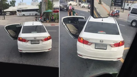 สะดวกแบบนี้! พบ 'เก๋งขาว' ขนโซฟายาวออกมานอกรถ ขับไปทั้งประตูเปิดอยู่