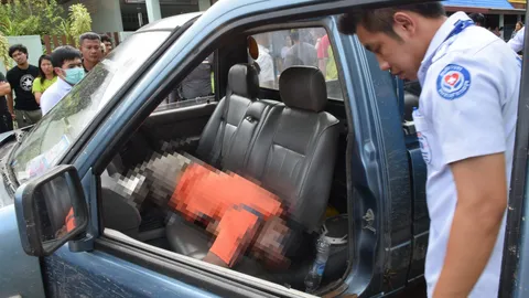 เอื้อมมือปิดประตูรถ หนุ่มโชเฟอร์รับส่งแม่ค้า กระบะตกร่องน้ำ ดับ