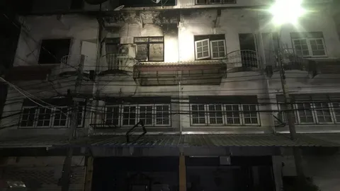 ไฟไหม้ตึก 4 ชั้นนนทบุรี พ่อ-ลูกสำลักควันหมดสติ สาวโตชิบาดับ