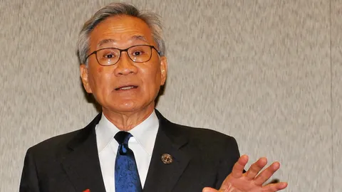 'ดอน' ยิ้มสู้ ไม่ลาออก บอก คำตอบอยู่ที่ใบหน้า ภรรยา ผ่องถ่ายหุ้นแล้ว