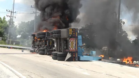 รถเทรลเลอร์ 22 ล้อพลิกคว่ำ ไฟไหม้วอดทั้งคัน บนถนนเอเชียที่อยุธยา