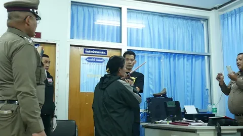 แค้นเมียหมอนวดมีชายอื่น กินยาดองไปเกือบหมดโหล คว้ามีดฟัน-ปาดคอดับ