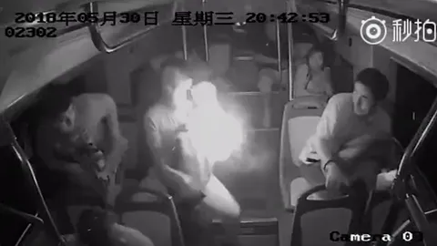 แตกตื่น! ที่ชาร์จแบตพกพาระเบิดไฟลุกคากระเป๋าบนรถเมล์จีน (คลิป)
