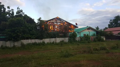 หนุ่มจิตหลอนนครพนม จุดไฟเผาบ้านตัวเอง อ้างอยากติดคุก เหงาไร้เพื่อนคุย 