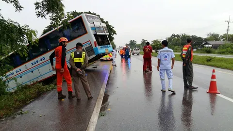 อุดรฯ ฝนตกถนนลื่น บัสโดยสารเบรกแรง เสียหลักตกถนนเจ็บ 6