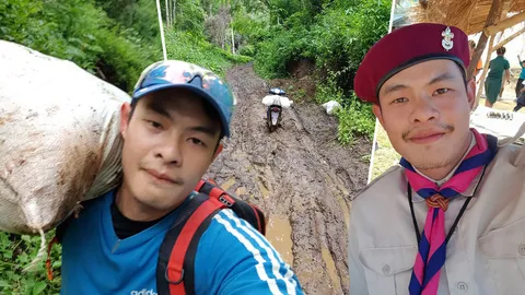 กราบหัวใจครู...รถติดหล่ม ยอมแบกอาหารกลางวันขึ้นบ่าเดินต่อให้เด็กได้กิน