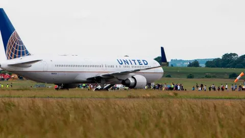 ระทึก! เจอจดหมายขู่วางระเบิด บิน ‘ยูไนเต็ดแอร์’ ต้องจอดฉุกเฉิน