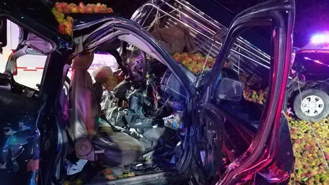 กระบะขนผลไม้ชนกันที่ปราจีนฯติดคารถ4ราย เงาะกระจายเต็มถนน