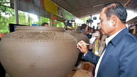 'บิ๊กตู่' พูดเป็นนัย! แฝงมุกขำขัน บอกใครอยากเป็น รมต.รอ รบ.หน้า