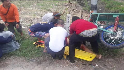 แม่ขี่ซาเล้งส่งลูกหาหมอ แต่ไปชนเสาไฟฟ้า คว่ำตายก่อนถึงโรงพยาบาล