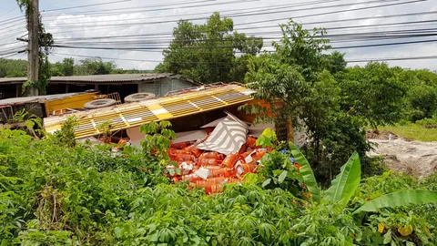 สยองเลย! 18 ล้อบรรทุกถังแก๊สคว่ำ เทกระจาดถังเกลื่อน เหตุคนขับวูบ