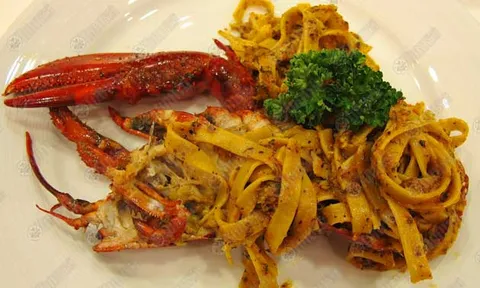 เฟตตูชินีพริกล็อบสเตอร์ ราดซอสพริกหวาน