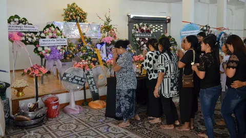 แสนเศร้า! ญาติทำพิธีเผาศพน้องกิ๊ฟ เหลือรอผลชันสูตรคาดจะรู้เร็วๆ นี้