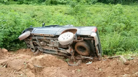 ถนนลื่นกระบะสาวใหญ่สงขลา พลิกคว่ำที่ถนนเขาพับผ้า ดับ 1 เจ็บ 2