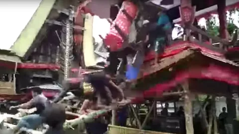 สลด หนุ่มอิเหนาโดนโลงศพแม่หล่นทับตาย ขณะแบกขึ้นศาลา (คลิป)