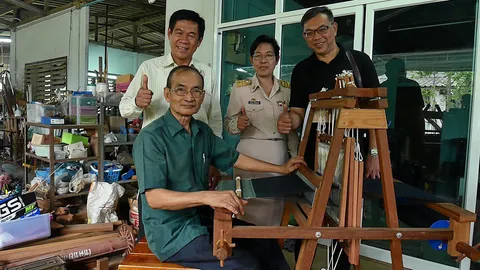 ยกนิ้วช่างเมืองโอ่ง “กี่ทอผ้า” กะทัดรัด