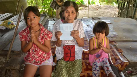 คนใจดีแห่ช่วยยายกุ้งฝอย บริจาคเงินช่วยซ่อมบ้าน ส่งเด็กๆ เรียนต่อ