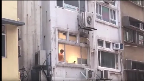 ไม่อายใคร! คนฮ่องกง ตะลึง 2 หนุ่มเปิดม่านโชว์ 'ร่วมรัก' กลางวันแสกๆ (คลิป)