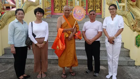 ครอบครัว เพื่อนร่วมอนุโมทนา เอ๋ ไพโรจน์ เข้าอุปสมบทที่วัดทุ่งเคล็ด