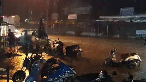 ชาวบ้านโอด ฝนตกหนักท่วมหน้าตลาดอ.เขาวงซ้ำซาก 10 ปีไม่แก้ไข