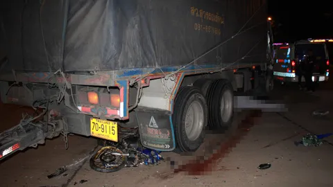 พ่วง 22 ล้อพุ่งชน จยย.หน้า ม.นเรศวร หนุ่มเทคนิคสมองกระจายดับสยอง