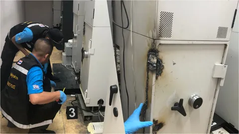 2 โจรกระจอก! ใช้แก๊สเจาะตู้ ATM สุดท้ายไม่ได้สักแดง 