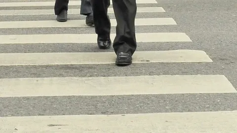 ทางม้าลายไม่ชัดเจน มองไม่ชัดว่าเป็นทางม้าลาย! ประชาชนข้ามถนนลำบาก