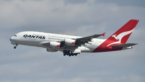 บินแควนตัสลงจอดฉุกเฉิน ผู้โดยสารหญิงดับปริศนาคาเครื่อง