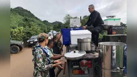 ทำจนกว่าจะเจอทีมหมูป่า! ‘เค เยาวราช’ ขนของขึ้นรถฮัมวี่ปรุงอาหารแจกไม่อั้น