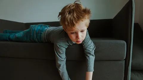 15 พฤติกรรมเสี่ยงออทิสติกเทียม เจ้าตัวเล็กบ้านไหน ดูทีวี เล่นเกม ต้องอ่าน!