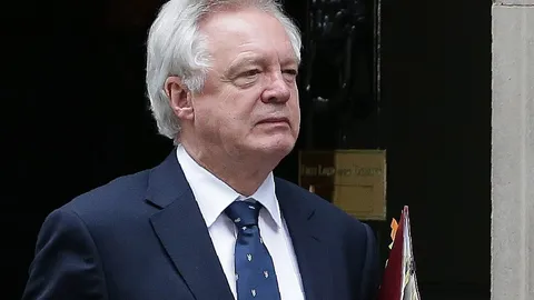 รมว.เบร็กซิตอังกฤษ ลาออกอ้างไม่เหมาะสมตำแหน่ง 