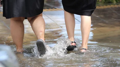 น้ำท่วมขังบนถนนติดต่อกันเป็นเดือน ประชาชนเดือดร้อนอย่างหนัก!