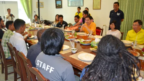 ตอบแทนฮีโร่! ผวจ.กระบี่ เลี้ยงขอบคุณทีมปีนผาไร่เลย์ หลังจบภารกิจถ้ำหลวง