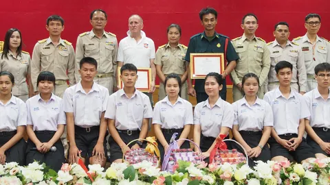 มอบเกียรติบัตรยกย่อง นักสำรวจถ้ำหลวง 2 คนแรกที่มุดถ้ำไปหา 13 หมูป่า 