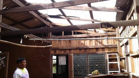 พายุฝนกระหน่ำพัทลุง ทำหลังคาบ้านประชาชนเสียหายหลายหมู่บ้าน 