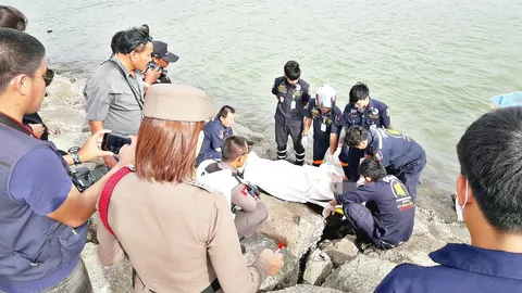พบศพแม่เฒ่านอนตายเปลือย บนโขดหินชายหาดบ้านอำเภอ มีบาดแผลทั่วร่าง