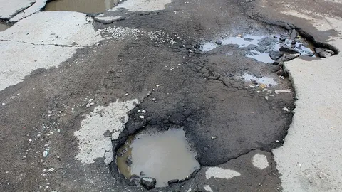 คนใช้รถใช้ถนนร้องเรียนถนน พังขรุๆขระๆ บางช่วงมีหลุมบ่อ