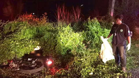 หนุ่มใหญ่ซิ่งรถมอเตอร์ไซค์ แต่ไม่ชินทางหลุดโค้งชนรั้วดับคาที่