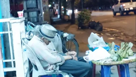 อร่อย สดใหม่! ชายชรานั่งขายขนมเช้ายันเที่ยงคืน สาวใจบุญซื้อข้าวให้